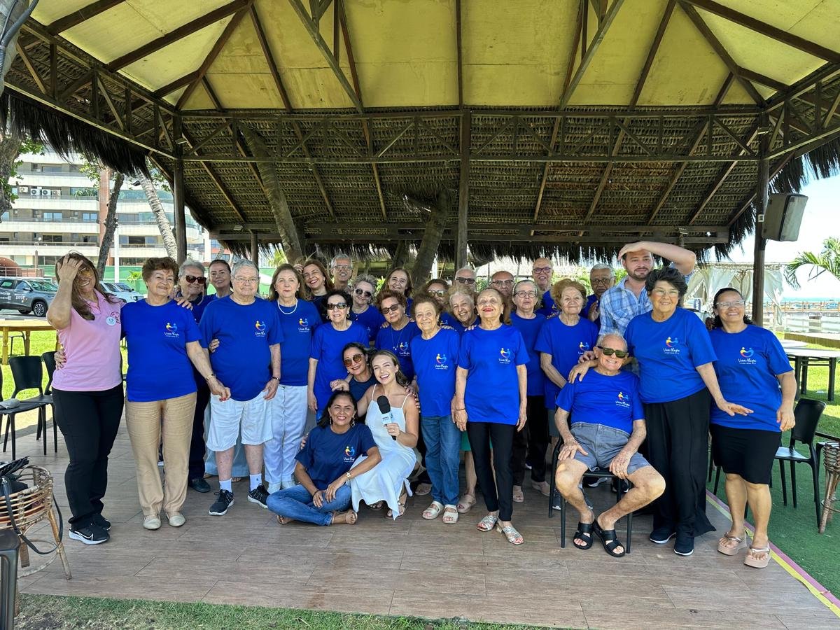 Equipe da reportagem com os participantes do Viva Alegre durante a gravação